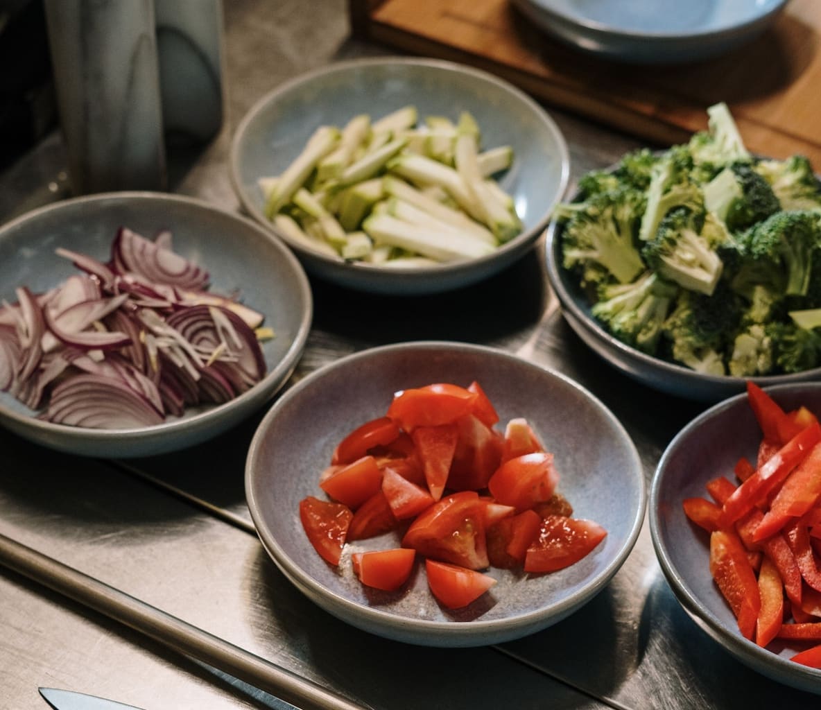 Platos con alimentos procesados