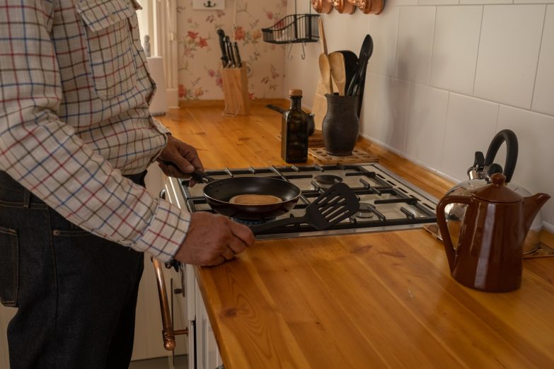 hombre cocinando en cocina a gas