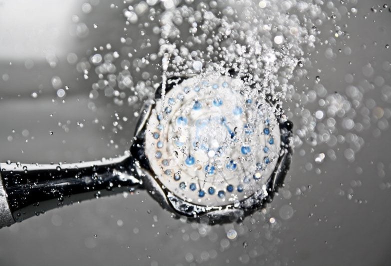 Caudal de agua de ducha entre las diferencias entre un calentador eléctrico instantáneo y un termo eléctrico