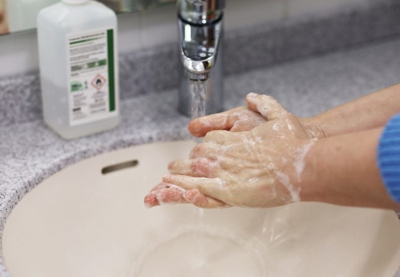 Lavado de manos con agua caliente