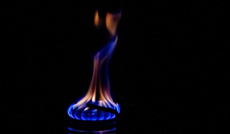 Llama de gas para las diferencias entre una estufa de gas, una estufa de parafina y una chimenea de bioetanol