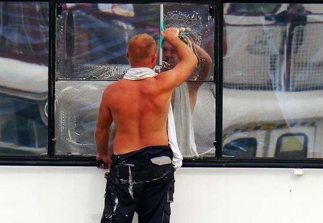 Hombre limpiando vidrios