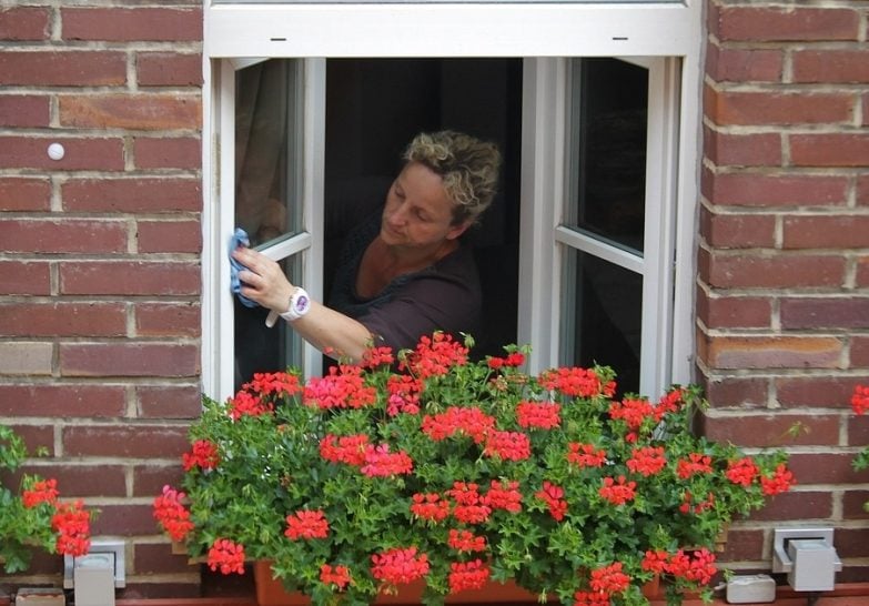 Mujer limpiando ventana