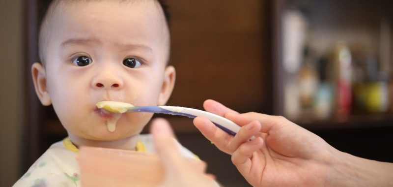 Qué necesita tu bebé para empezar a comer elmejor10