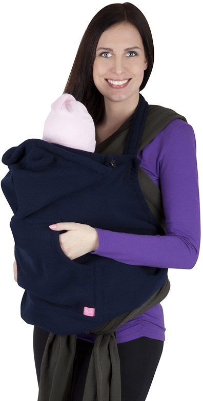 mujer usando fundas y cobertores para portear al bebé