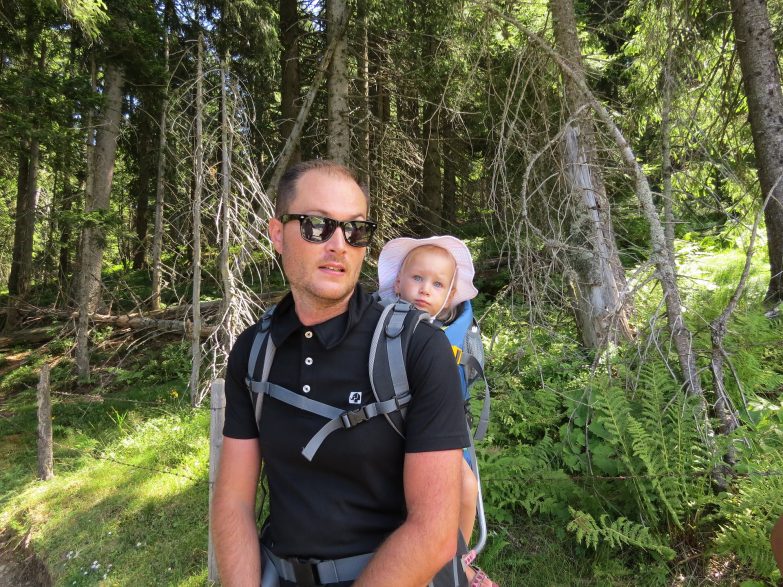 hombre porteando a un bebé en su espalda en un portabebés toddler 