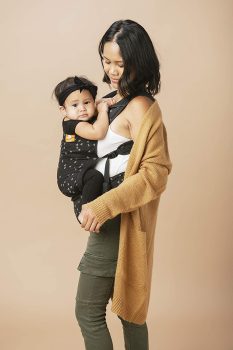 mujer porteando a una bebé grande en un portabebés toddler