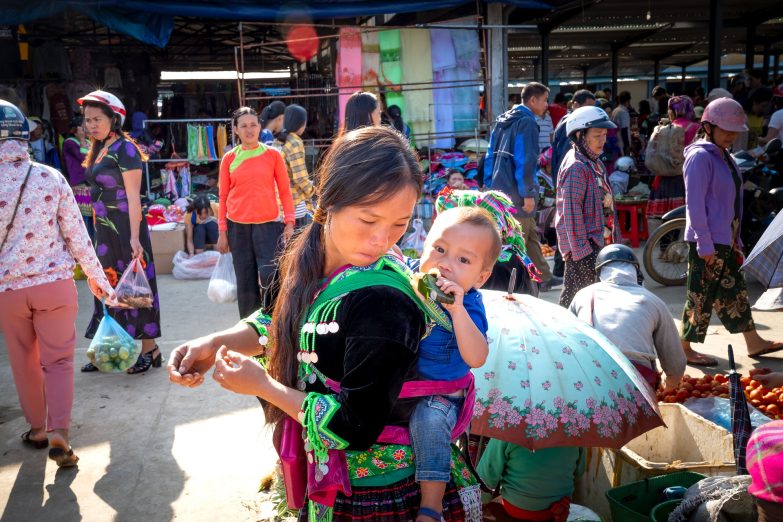 mujer porteando a un bebé en su espalda con un portabebés toddler