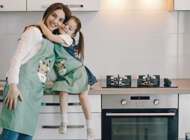 Madre e hija descubriendo el uso de un horno de convección