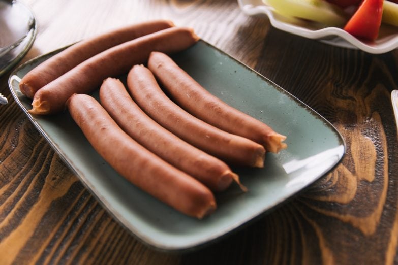 salchichas preparadas con el embutidor de una picadora de carne