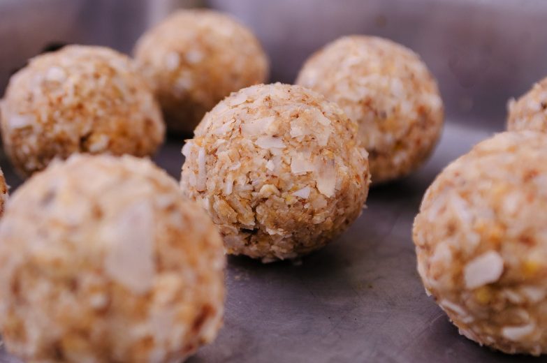 albóndigas hechas de carne picada con una picadora de carne casera