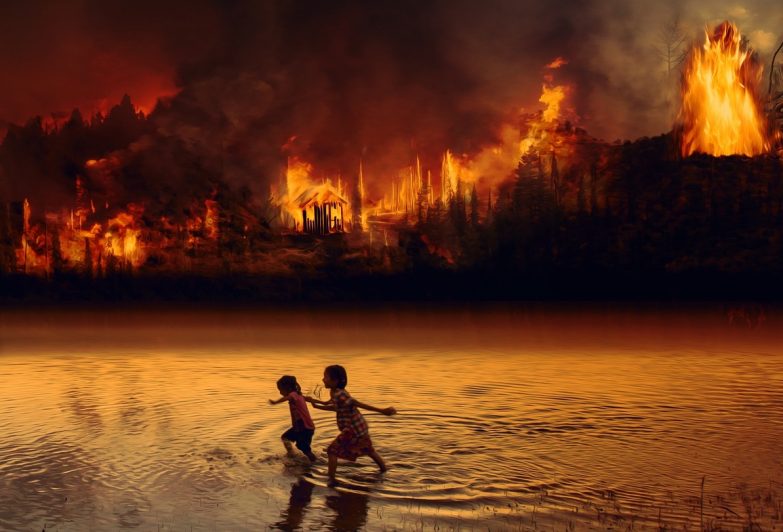 Niños escapando de incendio