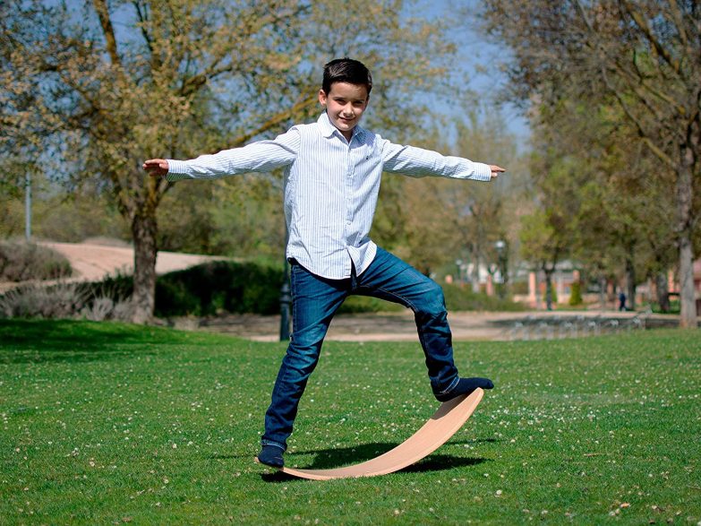 niño jugando con una tabla curva Montessori