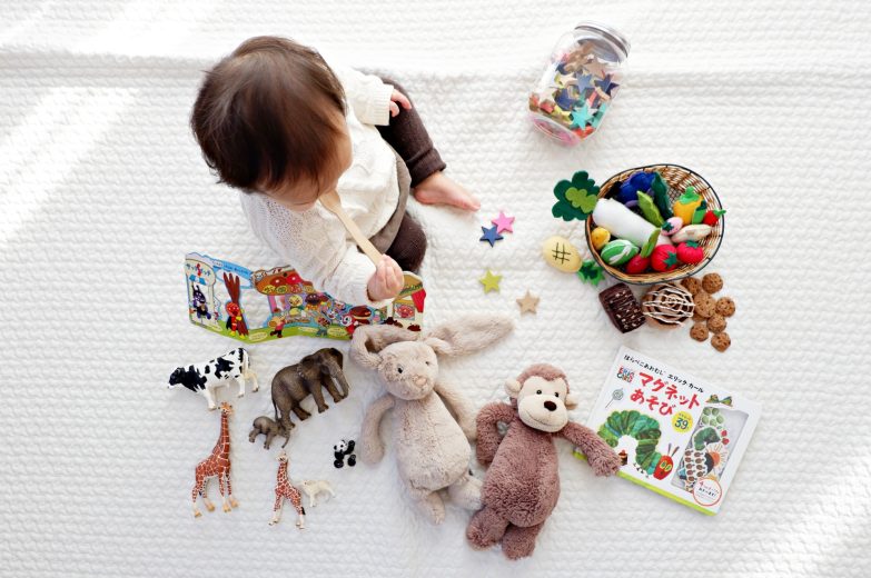 niño jugando con juguetes de varios estilos
