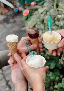 manos sosteniendo helados de diferentes sabores