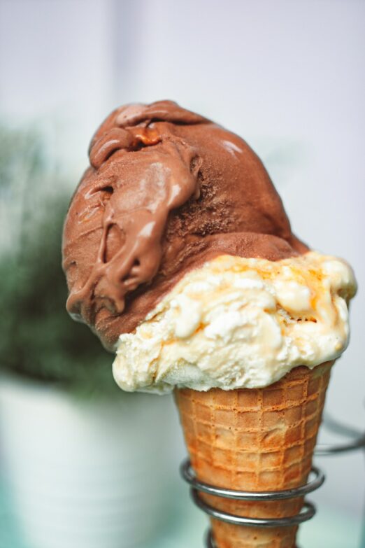 helado cremoso de chocolate y de vainilla
