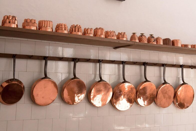 Grupo de sartenes y utensilios de cobre