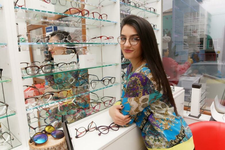 Mujer en tienda de anteojos