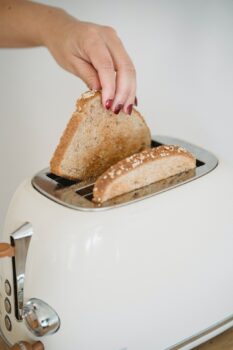 tostando pan de molde en la tostadora